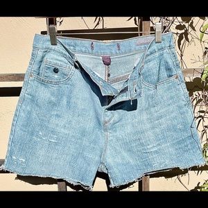 Gloria Vanderbilt AMANDA cutoffs, SZ 10 Missy, high rise, light distressing!
